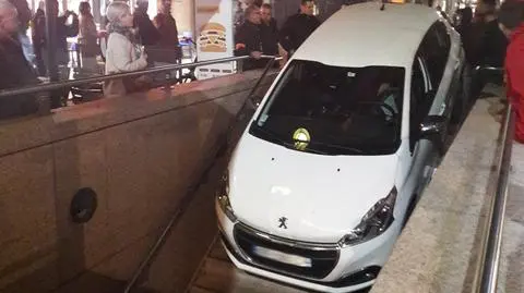 Kobieta zaparkowała samochodem na schodach do metra w Tuluzie