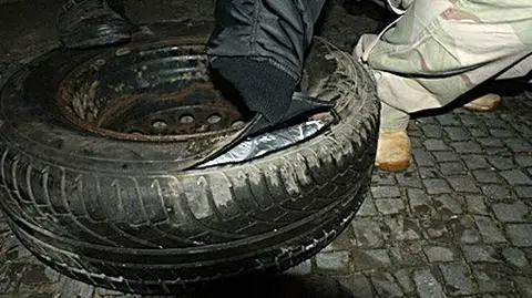 Chcieli wywieźć 5 kilogramów narkotyków w kole