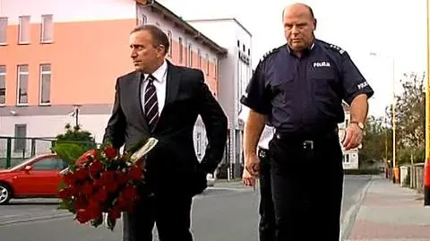 Z bukietem róż życzył powrotu do zdrowia