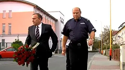Z bukietem czerwonych róż życzył powrotu do zdrowia