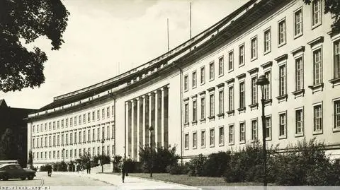 Monumentalna pamiątka niemieckiej administracji. Od 70 lat służy władzy