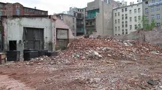 Przez lata zaniedbywane i obrócone w ruderę kamienice przy zbiegu ulic Pułaskiego i Kościuszki mają zyskać nowy blask. Część z nich zostanie przekształcona w luksusowe lofty. Inne znikną z powierzchni.
