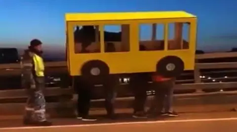 Chcieli przekroczyć Most nad Złotym Rogiem. Przebrali się za autobus