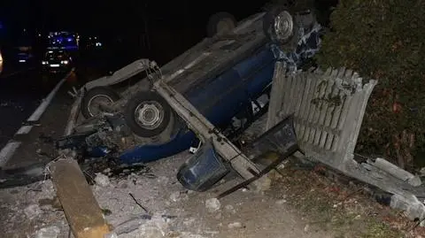 Kierowca uderzył w płot i dachował