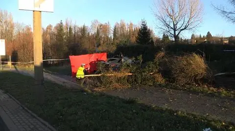Wypadł na łuku drogi, zginął na miejscu