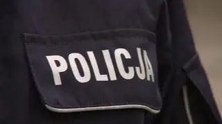 Policjanci znaleźli przy mężczyźnie broń hukową, amunicję oraz policyjną blachę