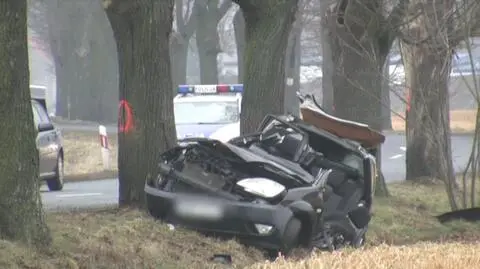 Auto wpadło w poślizg i uderzyło w drzewo. Zginął pasażer