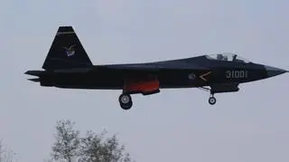 Jedyny prototyp J-31 podchodzący do lądowania