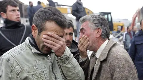 Rozdawanie namiotów dla Turków z prowincji Wan