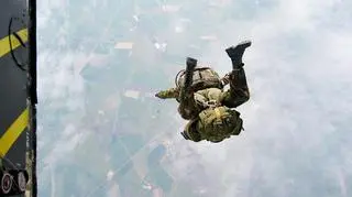 Holenderscy spadochroniarze skończyli na drzewach