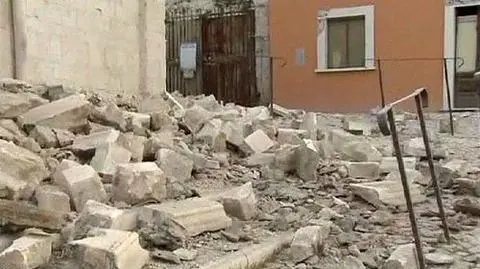 Berlusconi odpocznie na gruzach L'Aquili
