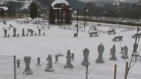 Zbudowali parkowe szachy w Piwnicznej: 
figury po 300 kg, przymocowane na stałe