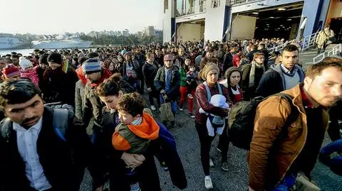 Pakt na rzecz Migrantów i Uchodźców ma pomagać w rozwiązywaniu kwestii imigrantów. Na nagraniu, dramat nastoletnich uchodźców (Polska i świat, 24.10.2017)