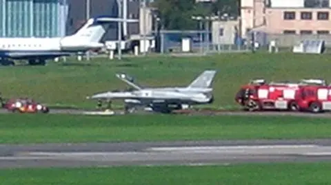 F-16 pod lupą mechaników