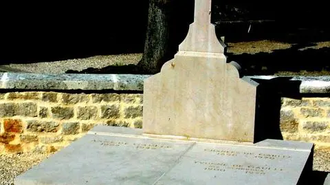Zdewastowano grób generała Charles'a de Gaulle'a