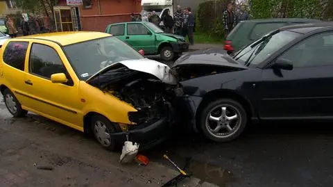 Chciał wjechać na swoje podwórko. Poczwórne zderzenie pod Wrocławiem