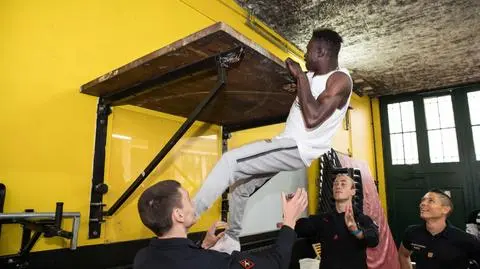 Imigrant, który uratował dziecko, rozpoczął staż w straży pożarnej