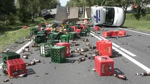 Z ciężarówki powypadały skrzynki z piwem