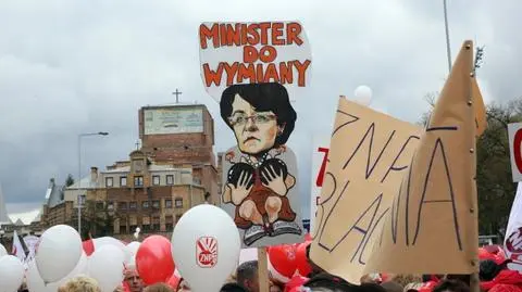 Uczestnicy demonstracji organizowanej przez ZNP z karykaturą minister edukacji Joanny Kluzik-Rostkowskiej