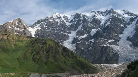 Polacy wezwali pomoc na Szcharę. Jednego alpinistę zabrał śmigłowiec