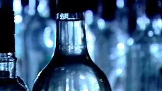 Nie wiadomo, jak skończyłaby się historia kolejnych dzieci pijanych rodziców, gdyby nie interwencja zaniepokojonej nauczycielki chłopca.(TVN24)