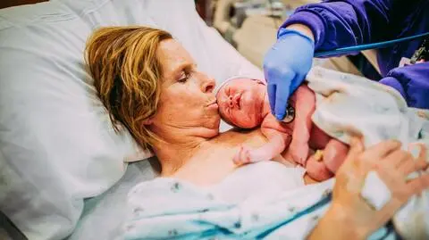 61-letnia babcia urodziła swoją wnuczkę
