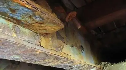 Most sypie się w rękach