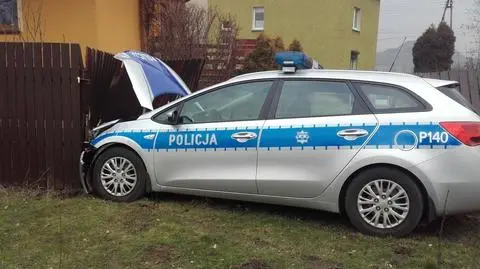 Wodzisław Śląski. Radiowóz policyjny wjechał w płot
