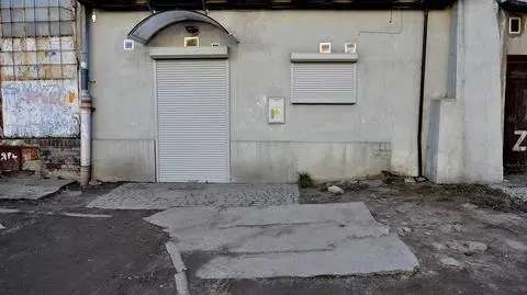 Świdnica. Płyty nagrobne z XIV wieku utwardzają parking
