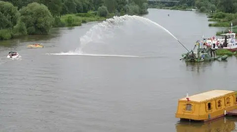 Pająk wypluwał wodę, kapitanowie prezentowali statki