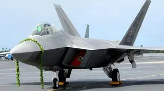 F-22 witany na Hawajach tradycyjnym wieńcem z kwiatów nazywanym Maile Lei