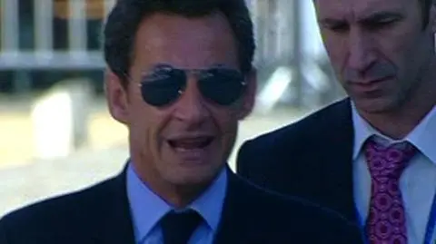 Sarko ćwiczy miednicę - przeciek kontrolowany?