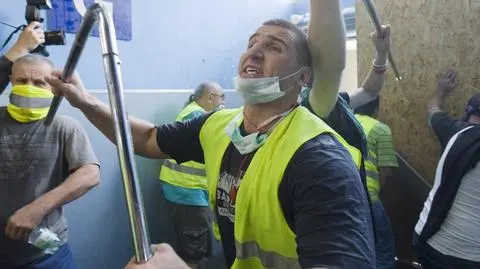 Kupcy byli przygotowani. "Były pałki i płyty"
