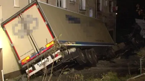 Tir z margaryną wjechał w budynek. Kierowca w szpitalu 