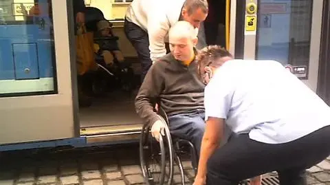 Nowoczesny tramwaj i przystanek, ale niepełnosprawny wsiada "po staremu"