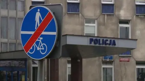 Zakaz jazdy rowerem przed komendą policji w Częstochowie