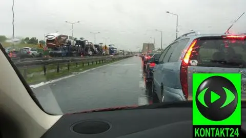 Drobna kolizja, duży chaos. A2 stała w korku