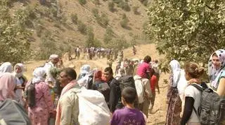 To są jazydzi z miejscowości Sinjar uciekają w gory przed zagrożeniami terrorystycznymi. To  zdjęcia zrobione w gorach Sinjar