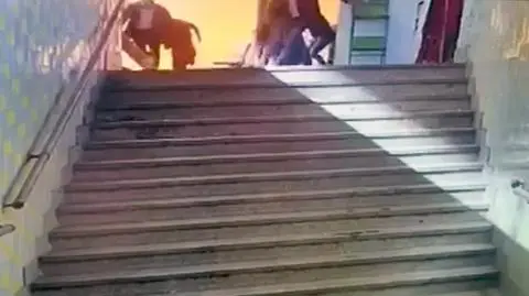 Stopklatki z nagrania z kamery monitoringu, ukazującego moment katastrofy 