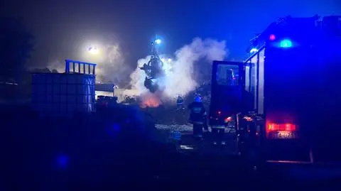 Śląskie: strażacy dogaszają pożar składowiska samochodów