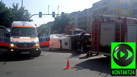 Karetka na boku. Dwie osoby w szpitalu