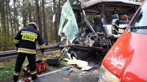 Zarzut dla kierowcy ciężarówki po zderzeniu z autokarem