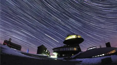 "Ufo", odwrócona tęcza i "stacja na Księżycu". 
Kosmiczne zdjęcia Karkonoszy