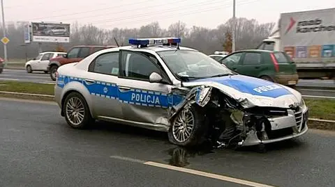 Szukali peugeota, rozbili radiowóz