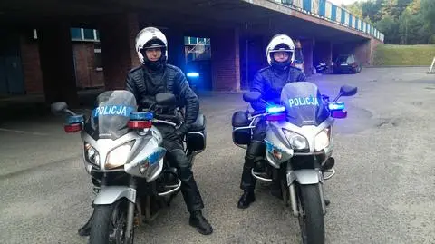 Policjanci na motocyklach pilotowali samochód z rodzącą kobietą