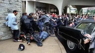 30 marca 1981 r. Chaos przed wejściem do hotelu Hilton w Waszyngtonie po zamachu na prezydenta Reagana. James Brady na ziemi, tyłem do kadru