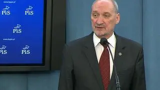 Macierewicz ma zostać odznaczony