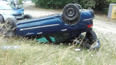 Wierzchosławice. Dachowanie samochodu, kierowca był pijany
