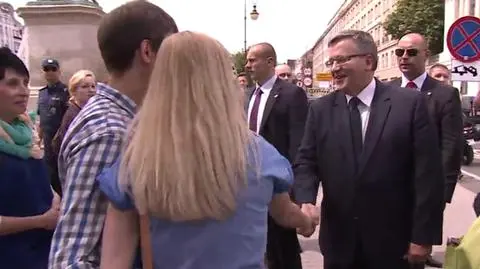 Komorowski zaczepił ciężarną.
"Proszę od prezydenta ucałować"