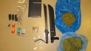 Policjanci w mieszkaniu znaleźli m.in maczetę i narkotyki